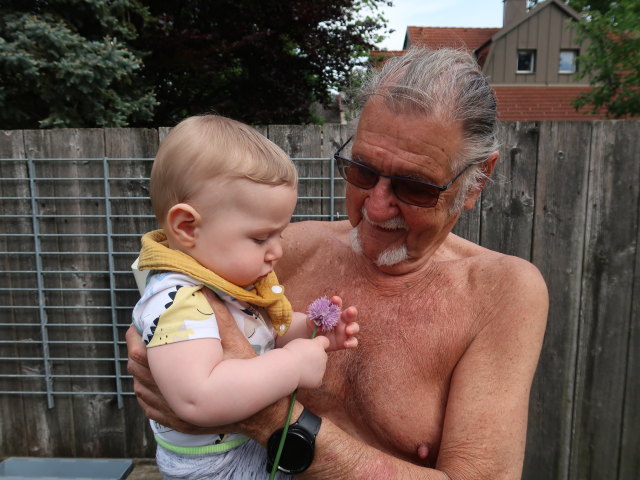 Nils und Papa im Garten meiner Eltern