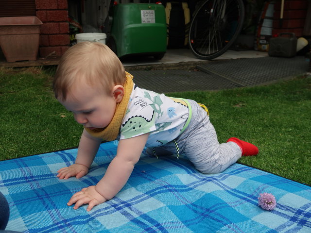 Nils im Garten meiner Eltern