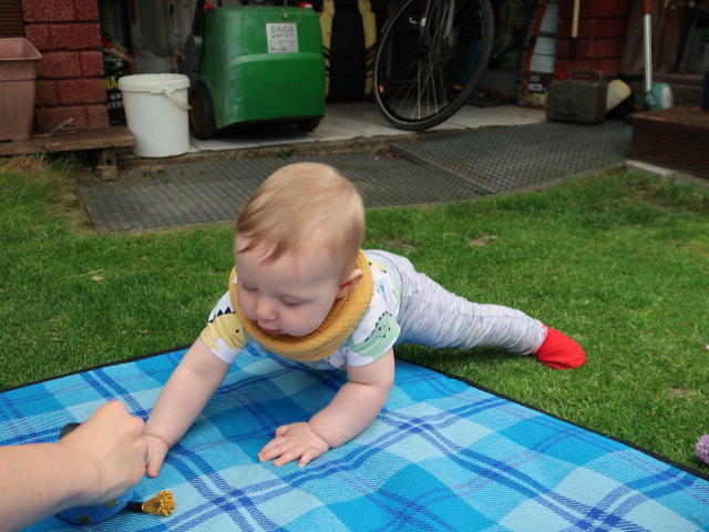 Nils im Garten meiner Eltern