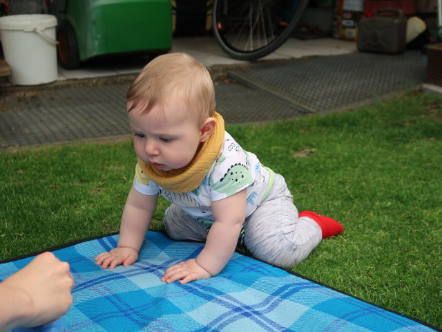 Nils im Garten meiner Eltern