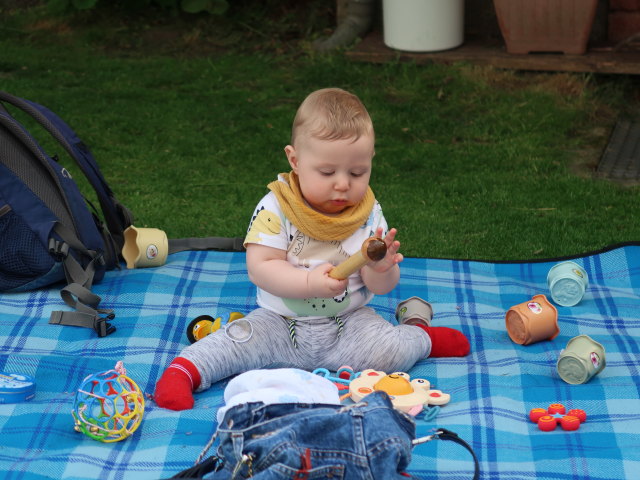 Nils im Garten meiner Eltern