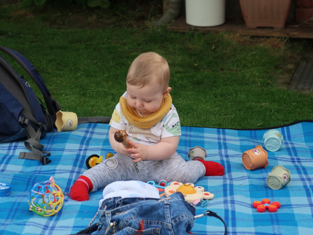 Nils im Garten meiner Eltern