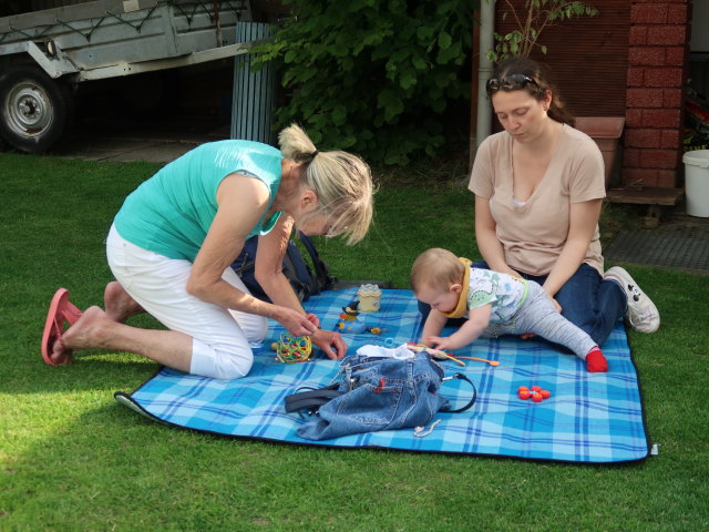 Mama, Nils und Sabine im Garten meiner Eltern