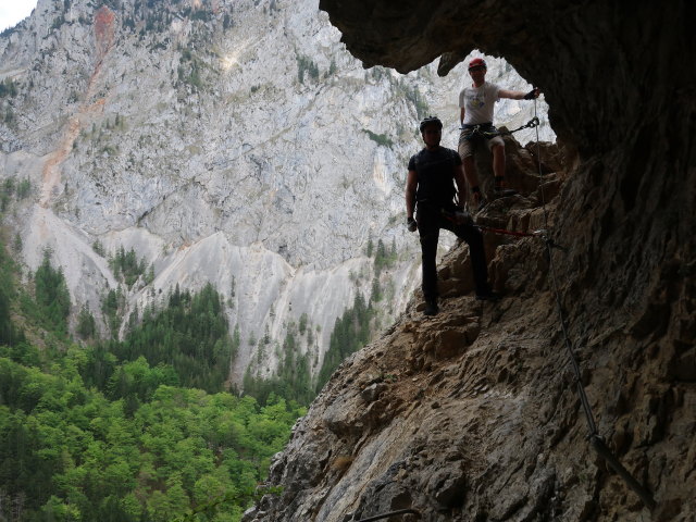 Teufelsbadstubensteig: Mario und ich in der Höhle