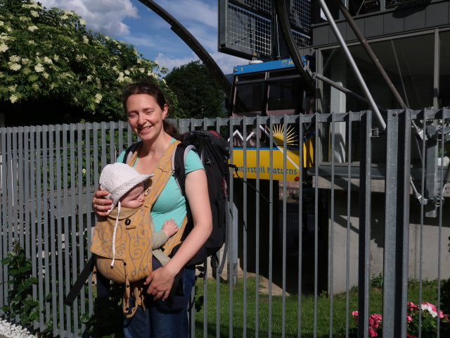 Nils und Sabine bei der Talstation der Unterstell-Seilbahn, 537 m (19. Mai)