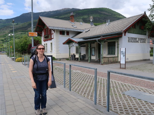 Sabine im Bahnhof Schluderns-Glurns, 919 m (20. Mai)