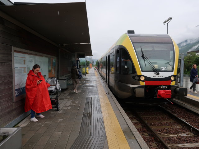 Sabine im Bahnhof Rabland (21. Mai)