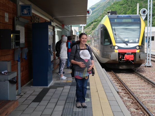 Sabine und Nils im Bahnhof Staben, 553 m (22. Mai)