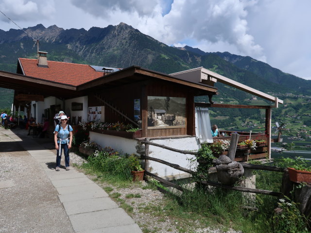 Nils und Sabine am Marlinger Waalweg beim Gasthaus Schönblick (22. Mai)