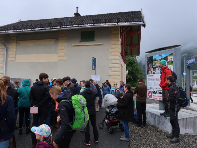 Nils und Sabine im Bahnhof Laas, 866 m (23. Mai)