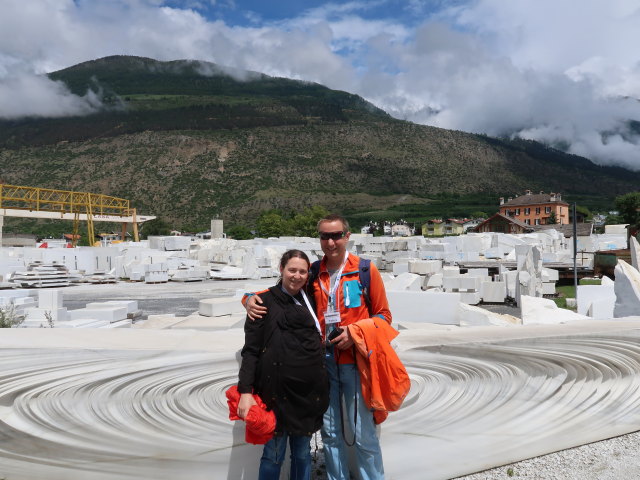 Sabine und ich im Marmorwerk 'Lasa Marmo' in Laas, 866 m (23. Mai)