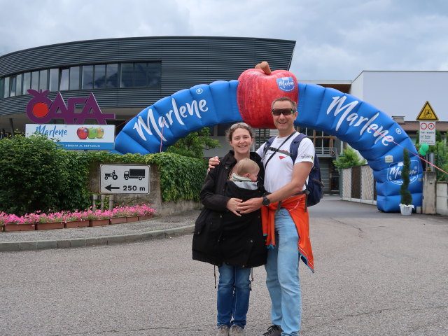 Sabine, Nils und ich bei der Obstgenossenschaft CAFA Meran in Meran (25. Mai)