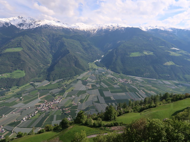 von der Bergstation der Unterstell-Seilbahn Richtung Süden (19. Mai)