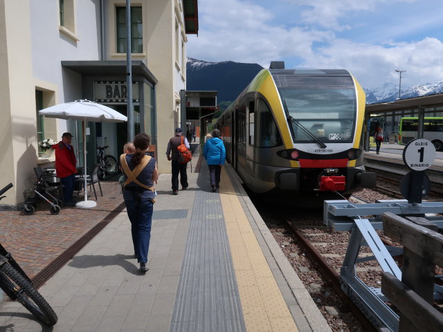 Nils und Sabine im Bahnhof Mals, 997 m (20. Mai)