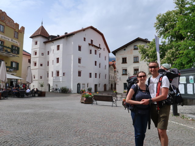 Sabine, ich und Nils am Stadtplatz in Glurns, 907 m (20. Mai)