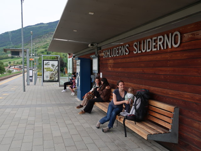 Sabine und Nils im Bahnhof Schluderns-Glurns, 919 m (20. Mai)