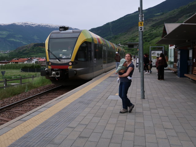 Nils und Sabine im Bahnhof Schluderns-Glurns, 919 m (20. Mai)