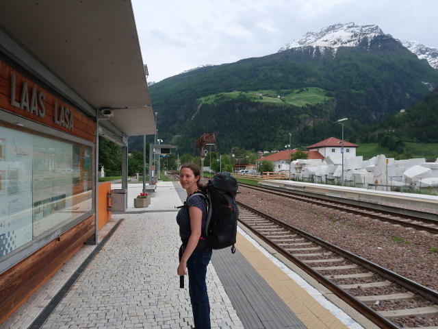 Sabine im Bahnhof Laas, 866 m (20. Mai)