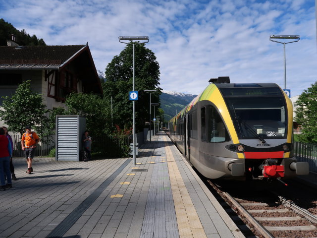 Sabine und Nils im Bahnhof Töll, 509 m (22. Mai)