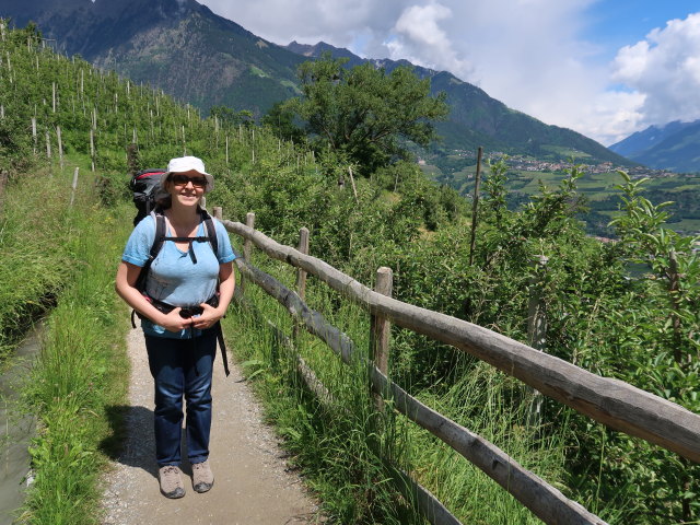 Sabine am Marlinger Waalweg zwischen Gasthaus Schönblick und Gasthof Waldschenke (22. Mai)