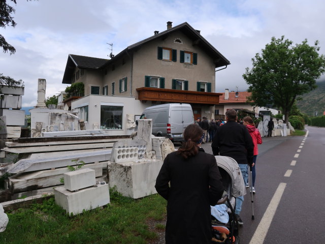 Sabine und Nils beim Bildhauer-Steinmetz-Meisterbetrieb Mayr Josef in Laas (23. Mai)