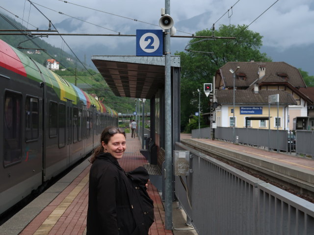 Sabine und Nils im Bahnhof Meran-Untermais, 290 m (25. Mai)