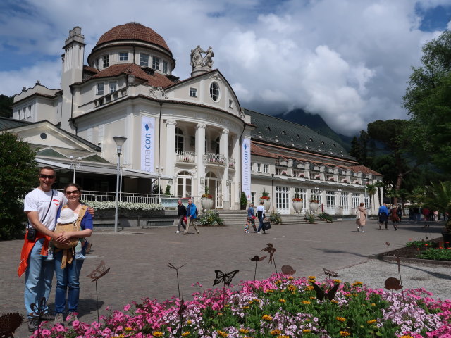 Ich, Nils und Sabine beim Kurhaus in Meran (25. Mai)