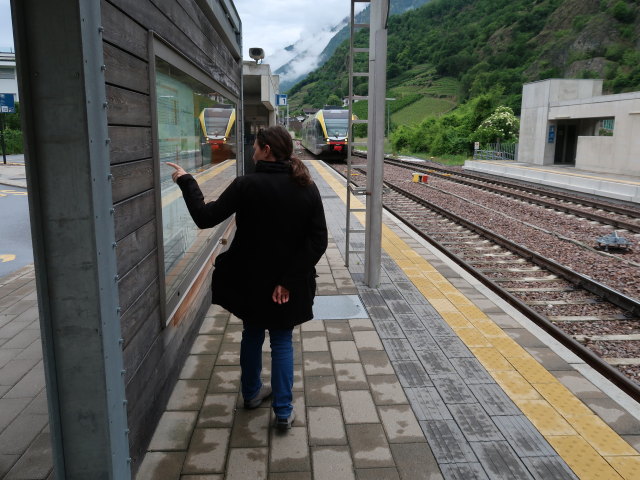 Sabine im Bahnhof Staben, 553 m (28. Mai)