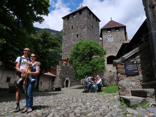 Ich, Nils und Sabine im Schloss Tirol (28. Mai)