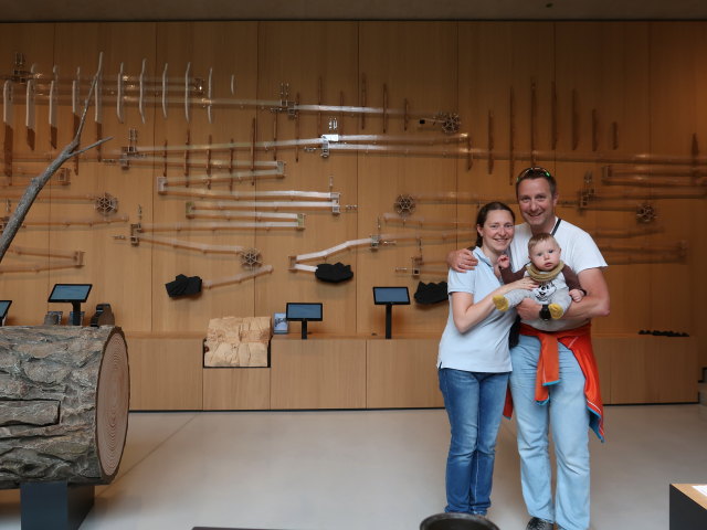 Sabine, ich und Nils im Naturparkhaus Texelgruppe in Naturns (1. Juni)