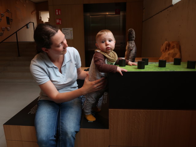 Sabine und Nils im Naturparkhaus Texelgruppe in Naturns (1. Juni)