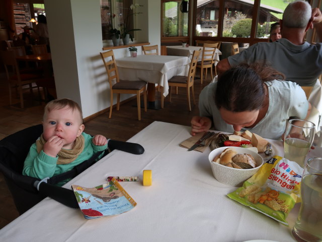 Nils und Sabine im Tonzhaus in Unser Frau in Schnals, 1.508 m (26. Mai)