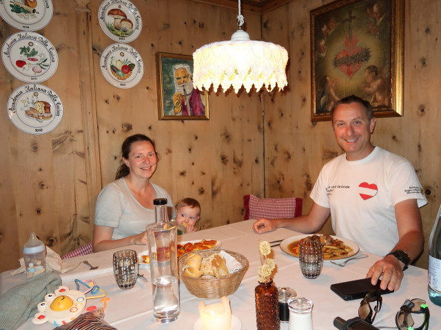 Sabine, Nils und ich im Oberraindlhof, 1.401 m (26. Mai)