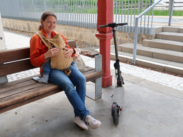 Sabine und Nils im Bahnhof Eyrs, 875 m (27. Mai)