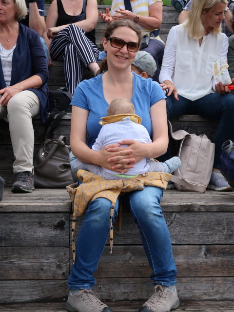 Sabine und Nils in der Greifvogel-Flugschau im Schloss Tirol (28. Mai)