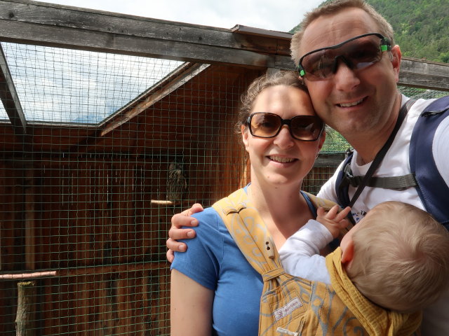 Sabine, ich und Nils im Vogelpflegezentrum im Schloss Tirol (28. Mai)