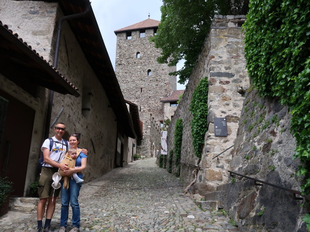 Ich, Nils und Sabine im Schloss Tirol (28. Mai)