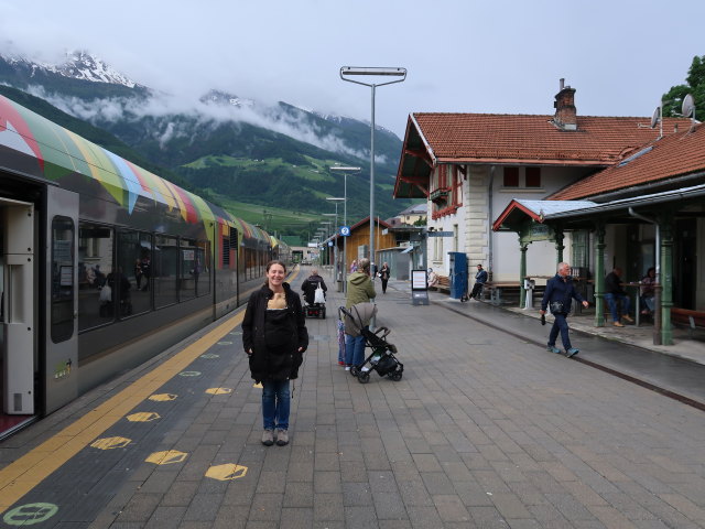 Sabine und Nils im Bahnhof Schlanders, 744 m (30. Mai)