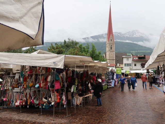 Wochenmarkt in Schlanders, 721 m (30. Mai)