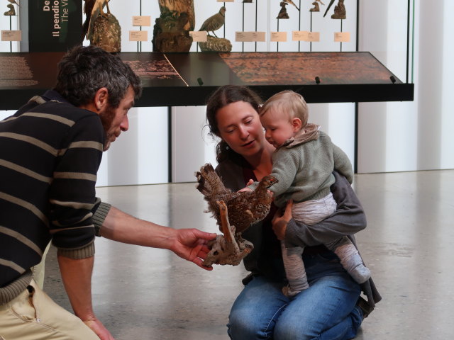 Sabine und Nils im Nationalparkhaus avimundus in Schlanders, 721 m (30. Mai)