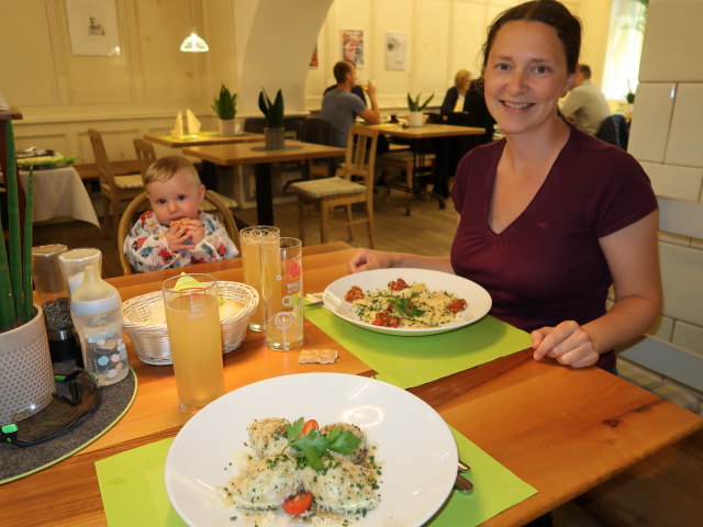 Nils und Sabine im Gasthaus zur Krone in Laas, 868 m (30. Mai)