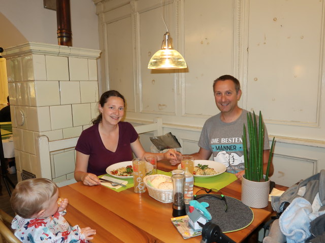 Nils, Sabine und ich im Gasthaus zur Krone in Laas, 868 m (30. Mai)