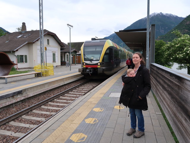 Nils und Sabine im Bahnhof Naturns, 533 m (1. Juni)