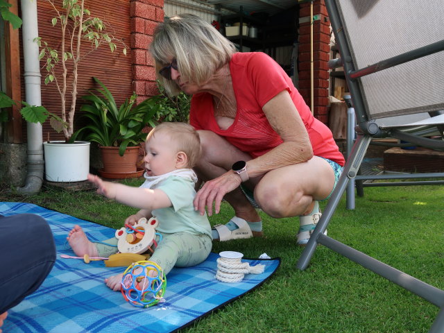 Nils und Mama im Garten meiner Eltern