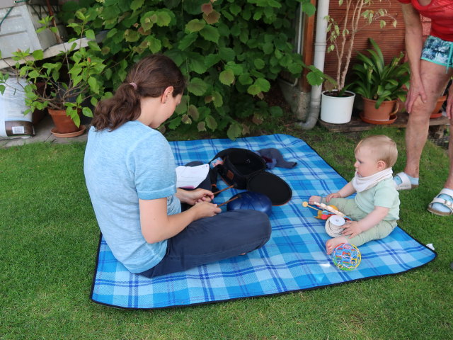 Sabine, Nils und Mama im Garten meiner Eltern