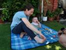 Sabine, Nils und Mama im Garten meiner Eltern