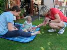 Sabine, Nils und Mama im Garten meiner Eltern