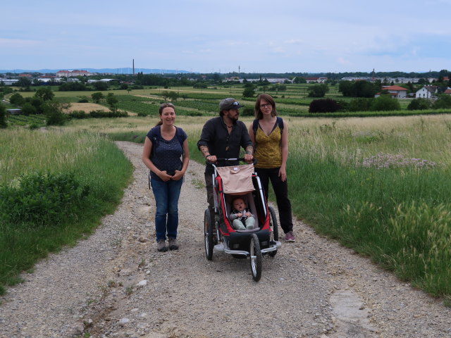 Sabine, Manuel, Ella und Hannelore zwischen Pfaffstätten und Bühel