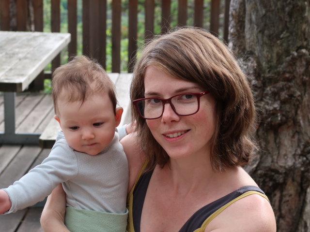 Ella und Hannelore bei der Einödhöhle, 370 m