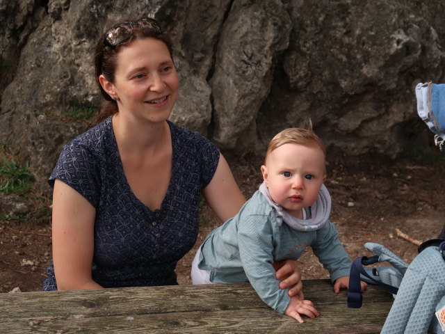 Sabine und Nils bei der Einödhöhle, 370 m